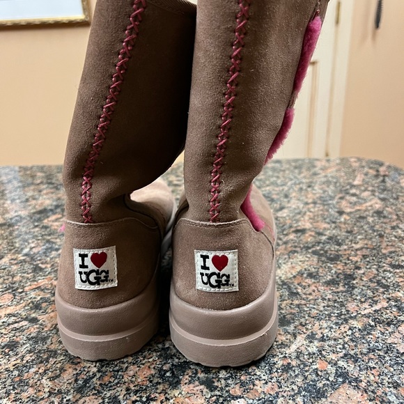 I Love UGG suede boots - Picture 2 of 3